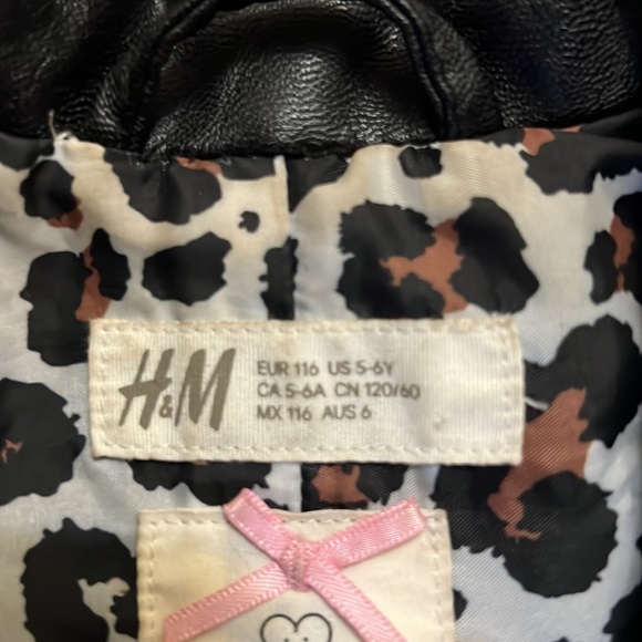 H&M girls 5-6Y sized faux leather jacket looks and feels like real leather - Picture 2 of 3